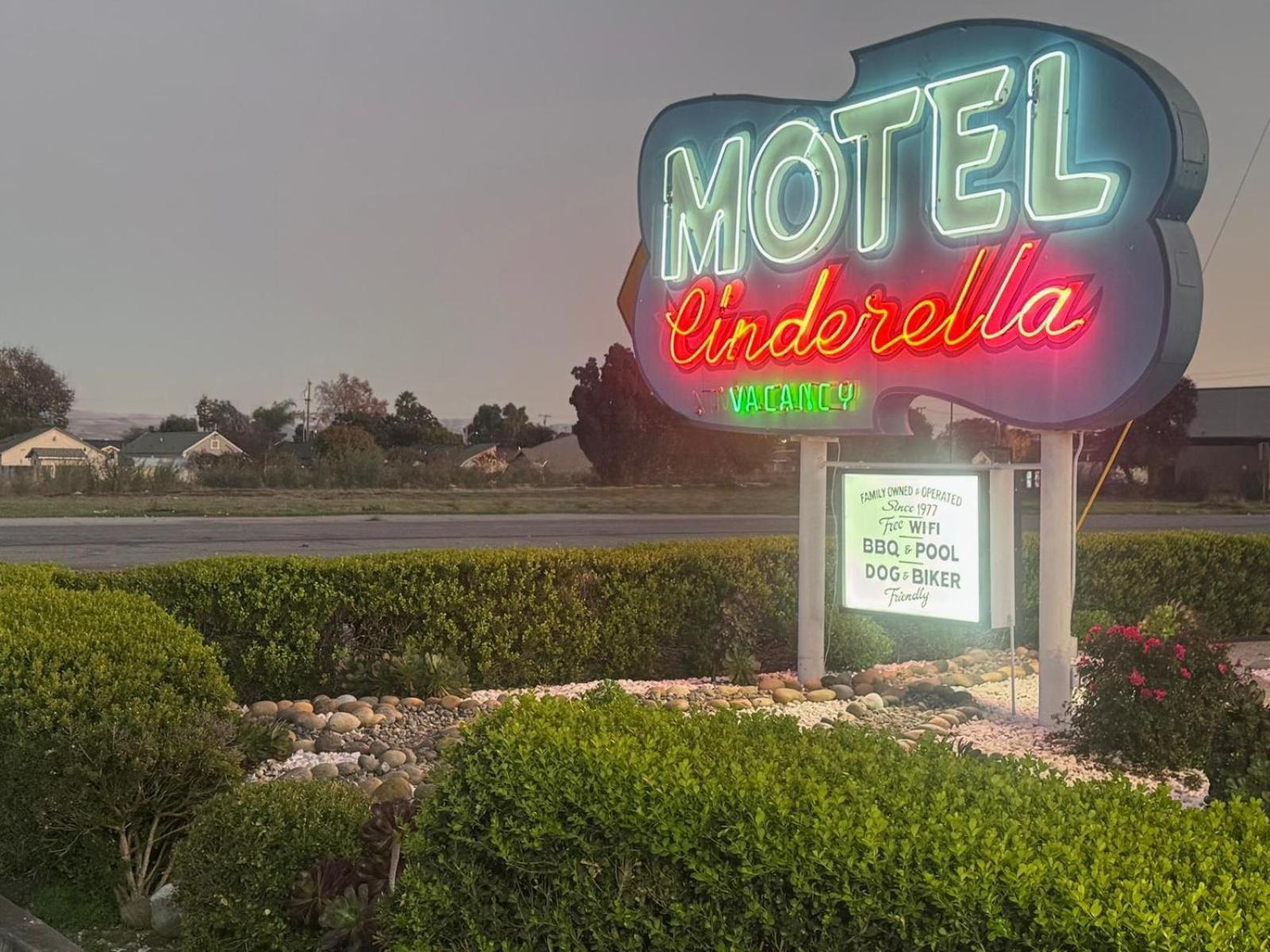Cinderella Motel Hollister Esterno foto
